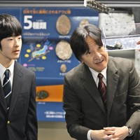玉川大学のアクアアグリステーションを視察される秋篠宮さまと悠仁さま＝東京都町田市で2024年4月6日午前10時半、前田梨里子撮影
