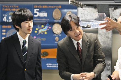 玉川大学のアクアアグリステーションを視察される秋篠宮さまと悠仁さま＝東京都町田市で2024年4月6日午前10時半、前田梨里子撮影