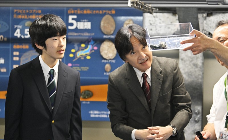 玉川大学のアクアアグリステーションを視察される秋篠宮さまと悠仁さま＝東京都町田市で2024年4月6日午前10時半、前田梨里子撮影