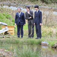玉川大学のビオトープを視察される秋篠宮さまと悠仁さま＝川崎市麻生区で2024年4月6日午後0時20分、前田梨里子撮影