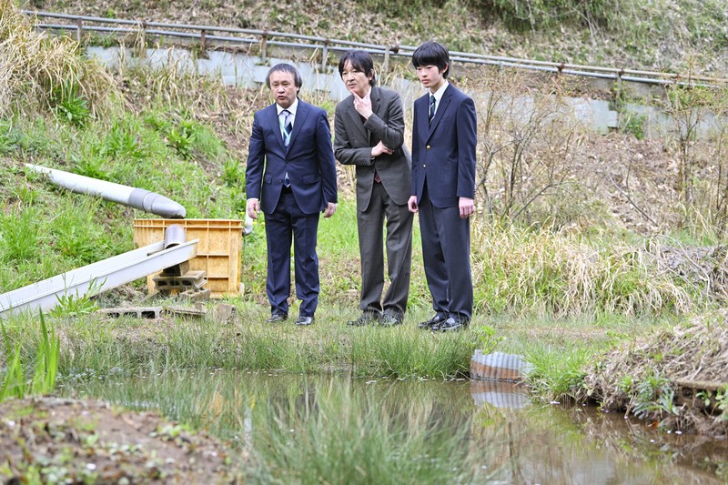 玉川大学のビオトープを視察される秋篠宮さまと悠仁さま＝川崎市麻生区で2024年4月6日午後0時20分、前田梨里子撮影
