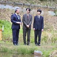 玉川大学のビオトープを視察される秋篠宮さまと悠仁さま＝川崎市麻生区で2024年4月6日午後0時17分、前田梨里子撮影