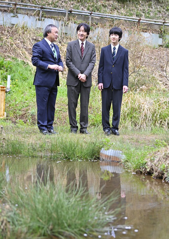 玉川大学のビオトープを視察される秋篠宮さまと悠仁さま＝川崎市麻生区で2024年4月6日午後0時17分、前田梨里子撮影
