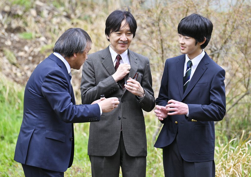 玉川大学のビオトープを視察される秋篠宮さまと悠仁さま＝川崎市麻生区で2024年4月6日午後0時18分、前田梨里子撮影