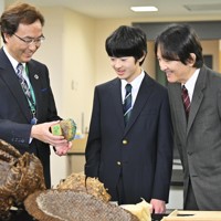 玉川大学の昆虫科学実験室を視察される秋篠宮さまと悠仁さま＝東京都町田市で2024年4月6日午前11時26分、前田梨里子撮影