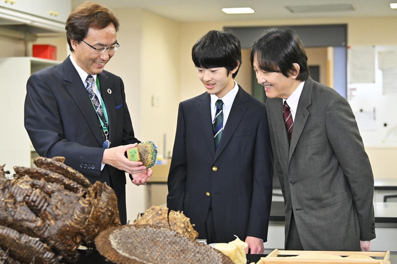 玉川大学の昆虫科学実験室を視察される秋篠宮さまと悠仁さま＝東京都町田市で2024年4月6日午前11時26分、前田梨里子撮影