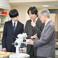 玉川大学の昆虫科学実験室を視察される秋篠宮さまと悠仁さま＝東京都町田市で2024年4月6日午前11時29分、前田梨里子撮影