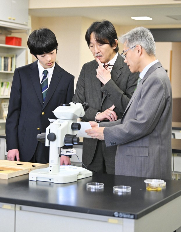 玉川大学の昆虫科学実験室を視察される秋篠宮さまと悠仁さま＝東京都町田市で2024年4月6日午前11時29分、前田梨里子撮影