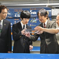玉川大学のアクアアグリステーションを視察される秋篠宮さまと悠仁さま＝東京都町田市で2024年4月6日午前10時29分、前田梨里子撮影