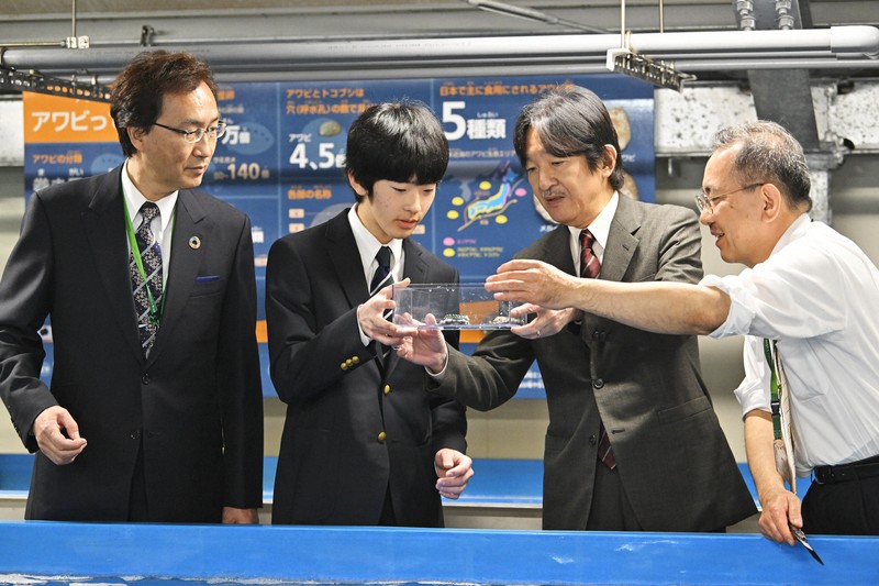 秋篠宮さまと悠仁さま、玉川大の研究施設訪問 ビオトープなど見学 [写真特集1/11] 毎日新聞