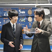 玉川大学のアクアアグリステーションを視察される秋篠宮さまと悠仁さま＝東京都町田市で2024年4月6日午前10時半、前田梨里子撮影
