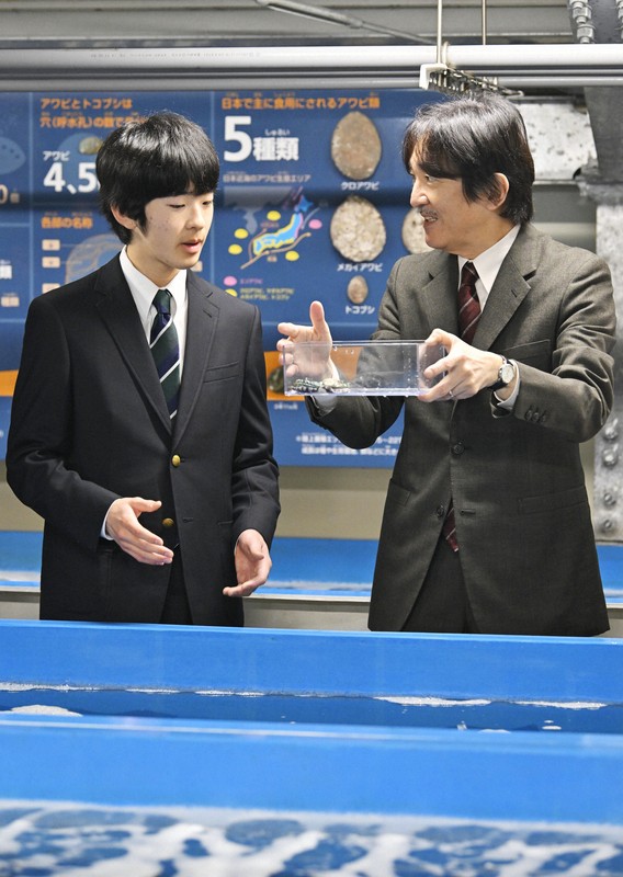 玉川大学のアクアアグリステーションを視察される秋篠宮さまと悠仁さま＝東京都町田市で2024年4月6日午前10時半、前田梨里子撮影