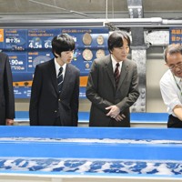 玉川大学のアクアアグリステーションを視察される秋篠宮さまと悠仁さま＝東京都町田市で2024年4月6日午前10時27分、前田梨里子撮影