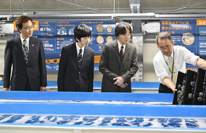 玉川大学のアクアアグリステーションを視察される秋篠宮さまと悠仁さま＝東京都町田市で2024年4月6日午前10時27分、前田梨里子撮影