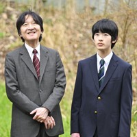 玉川大学のビオトープを視察される秋篠宮さまと悠仁さま＝川崎市麻生区で2024年4月6日午後0時21分、前田梨里子撮影