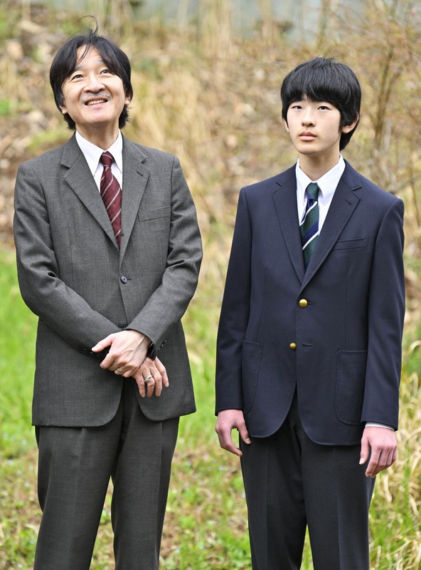 玉川大学のビオトープを視察される秋篠宮さまと悠仁さま＝川崎市麻生区で2024年4月6日午後0時21分、前田梨里子撮影
