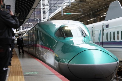 JR東京駅に到着した東北新幹線の車両＝東京都千代田区で2022年4月14日午前8時14分、吉田航太撮影