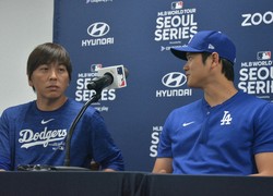 ドジャースの大谷翔平選手（右）の隣で通訳を務める水原一平氏＝ソウル市内の高尺スカイドームで3月16日、坂口裕彦撮影