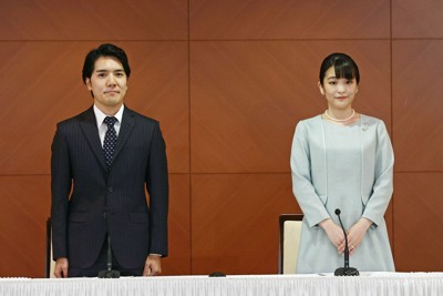 結婚の記者会見が終わり、あいさつする小室圭さんと眞子さん＝東京都内のホテルで2021年10月26日（代表撮影）