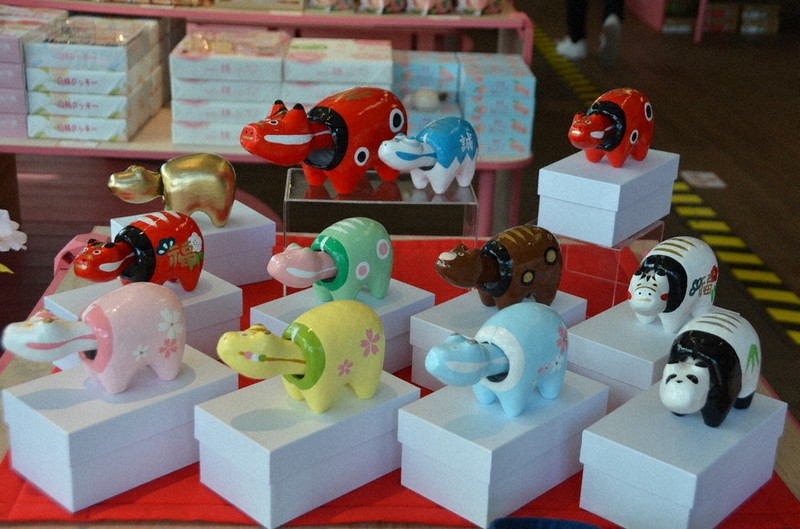 多彩「赤べこ」大集合 専門施設オープン 工房見学・絵付け体験も 会津