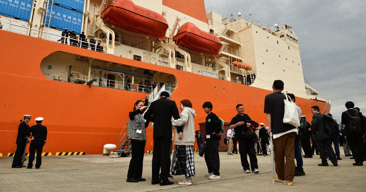 砕氷艦しらせ「お帰り」 5カ月ぶり 乗組員、家族と再会 横須賀基地