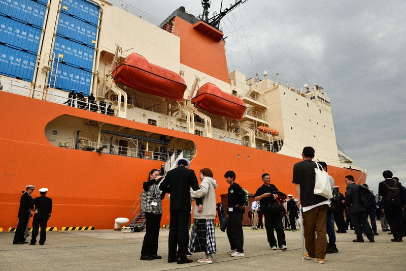 砕氷艦しらせ「お帰り」 5カ月ぶり 乗組員、家族と再会 横須賀基地