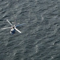 東京湾上で低空飛行するシーホーク＝2023年2月15日、本社ヘリから加藤隆寛撮影（写真は動画から）