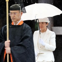天皇、皇后両陛下が明治神宮参拝 昭憲皇太后没後110年で [写真