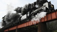 鉄橋を渡る「SLやまぐち号」＝山口市で2021年12月12日、鶴谷真撮影