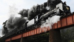 鉄橋を渡る「SLやまぐち号」＝山口市で2021年12月12日、鶴谷真撮影