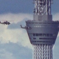 東京スカイツリーの展望デッキ（高さ約350メートル）周辺を通過する「シーホーク」2機＝東京都内で2020年8月27日午後4時20分ごろ、大場弘行撮影（写真は動画から）