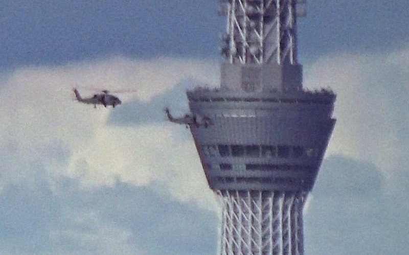 東京スカイツリーの展望デッキ（高さ約350メートル）周辺を通過する「シーホーク」2機＝東京都内で2020年8月27日午後4時20分ごろ、大場弘行撮影（写真は動画から）