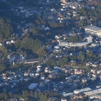 東京都西部の住宅街上空を飛ぶ大型輸送機「C130J（スーパーハーキュリーズ）」。確認された飛行ルートは「横田空域」内にある＝2022年11月2日、本社ヘリから北山夏帆撮影