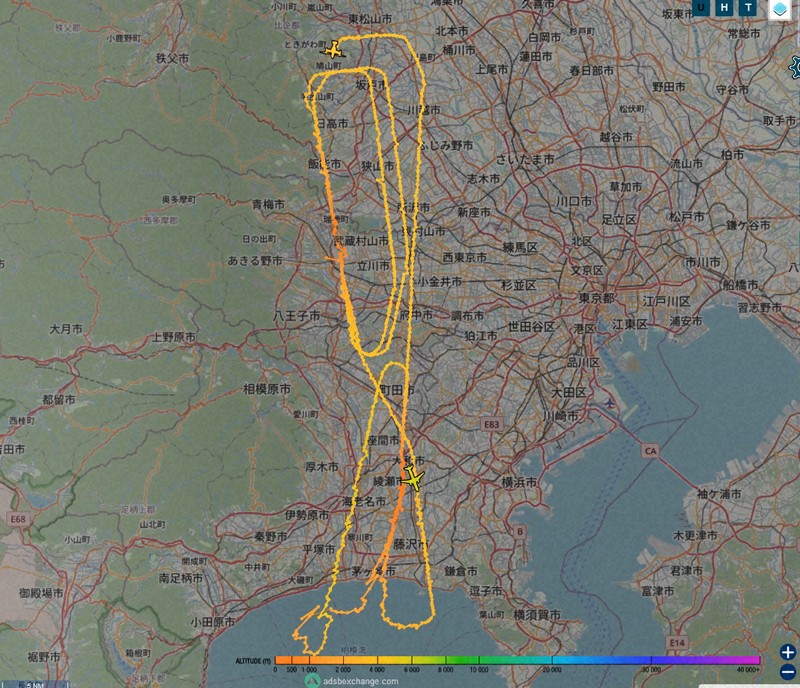 ウェブサイトに示されたオスプレイによる2022年9月7日の飛行ルート。横田空域内にある東京、神奈川、埼玉の市街地上空を周回している＝ADSBexchange.comより