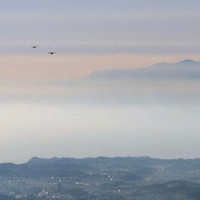 東京・神奈川を縦断し相模湾へ向かうスーパーハーキュリーズの4機編隊＝2023年1月12日、本社ヘリから加藤隆寛撮影（写真は動画から）