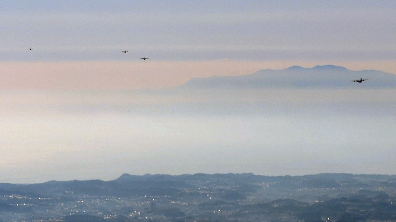 東京・神奈川を縦断し相模湾へ向かうスーパーハーキュリーズの4機編隊＝2023年1月12日、本社ヘリから加藤隆寛撮影（写真は動画から）