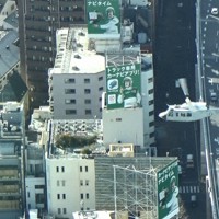 東京都港区西麻布の市街地上空を通過する米空軍ヘリ「UH1」＝2023年1月26日午後2時23分ごろ、都心の200メートル級のビルより取材班が撮影した動画から