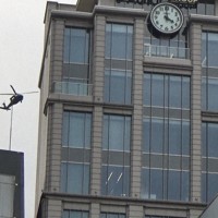 東京・六本木の米軍ヘリポートに着陸するため、人や車が往来する表参道交差点付近上空を通過する米陸軍ヘリ「ブラックホーク」＝2023年4月24日午後4時ごろ、港区北青山の表参道交差点付近で取材班撮影（写真は動画から）