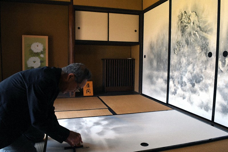武家屋敷「入交家住宅」 襖絵で雰囲気一新 17日から 日本画家・津田親