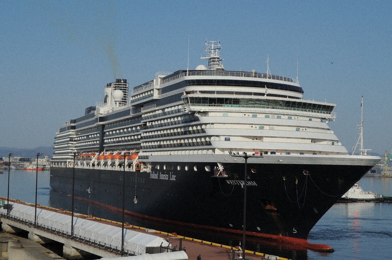 函館に今年度初 クルーズ船入港 ／北海道 | 毎日新聞