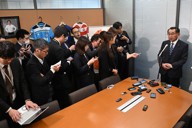 自民党の離党勧告処分を不服として、党に再審査を請求したことを表明する塩谷立・元文部科学相（右）＝衆院第2議員会館で2024年4月12日午前11時4分、平田明浩撮影