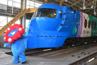 大阪・関西万博の開幕1年前に合わせてラッピングされた南海の特急「ラピート」と公式キャラクター「ミャクミャク」＝大阪府泉佐野市で2024年4月12日、中村宰和撮影