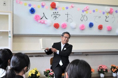 「自分という宝物を探そう」と入学式で生徒を前に絵本を読み聞かせする酒匂校長＝宮崎県延岡市の市立南浦中分教室で2024年4月11日午後1時13分、重春次男撮影