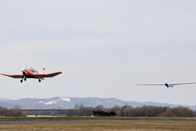 軽飛行機にえい航され、大空に舞い上がるグライダー＝滝川市で2024年4月12日、横田信行撮影