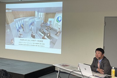 大阪ヘルスケアパビリオンについて説明する森下竜一・大阪大寄付講座教授＝大阪市住之江区で2024年4月12日、高木香奈撮影