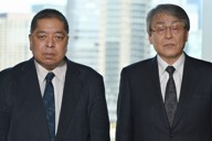元外務省主任分析官で作家の佐藤優さんと元東京地検特捜部検事で公証人の西村尚芳さん（右）＝東京都千代田区で2024年4月10日、宮本明登撮影