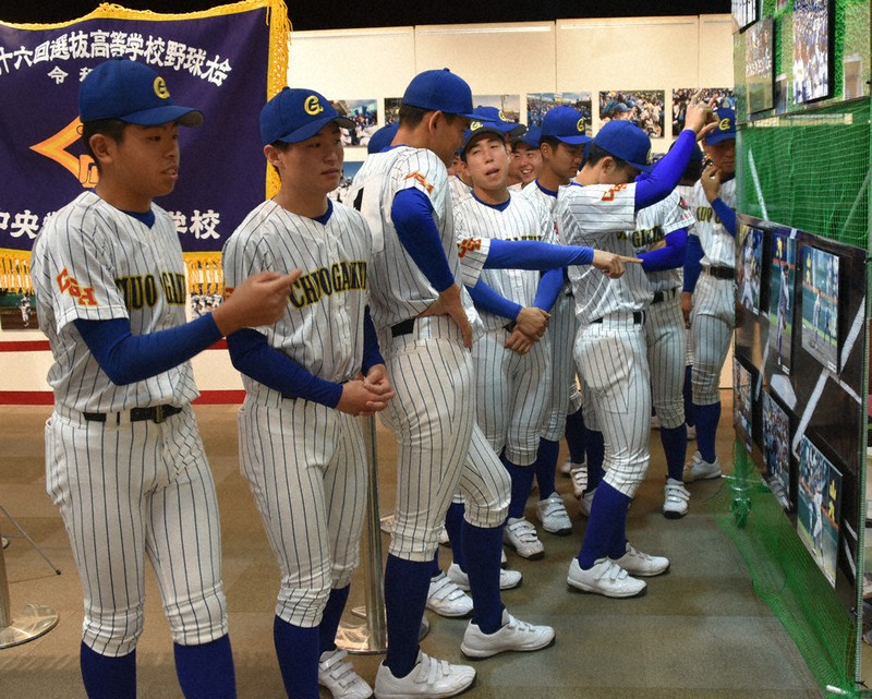 センバツ高校野球 中央学院選手ら、我孫子市長訪問 4強入り感謝と報告