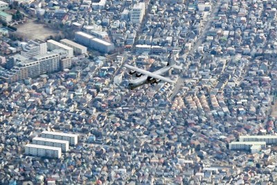 東京西部の住宅街上空を飛ぶスーパーハーキュリーズ＝2023年1月12日、本社ヘリから手塚耕一郎撮影（写真は動画から）