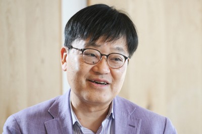 池上彰さんと対談する上田紀行さん＝東京都千代田区で2024年3月18日、内藤絵美撮影