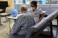 患者と話をする看護師（右）。能登半島地震後、半島北部の4カ所の公立病院では看護師の退職が相次いでいる＝石川県能登町の公立宇出津総合病院で2024年2月21日、鈴木拓也撮影